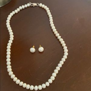 Pearl necklace and studs
